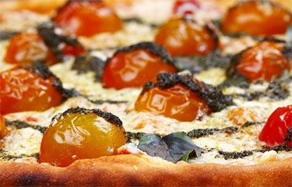 Ιταλική πίτσα με ψητά ντοματίνια